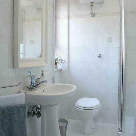 Metropolis Rooms&services Konukevi Fiumicino